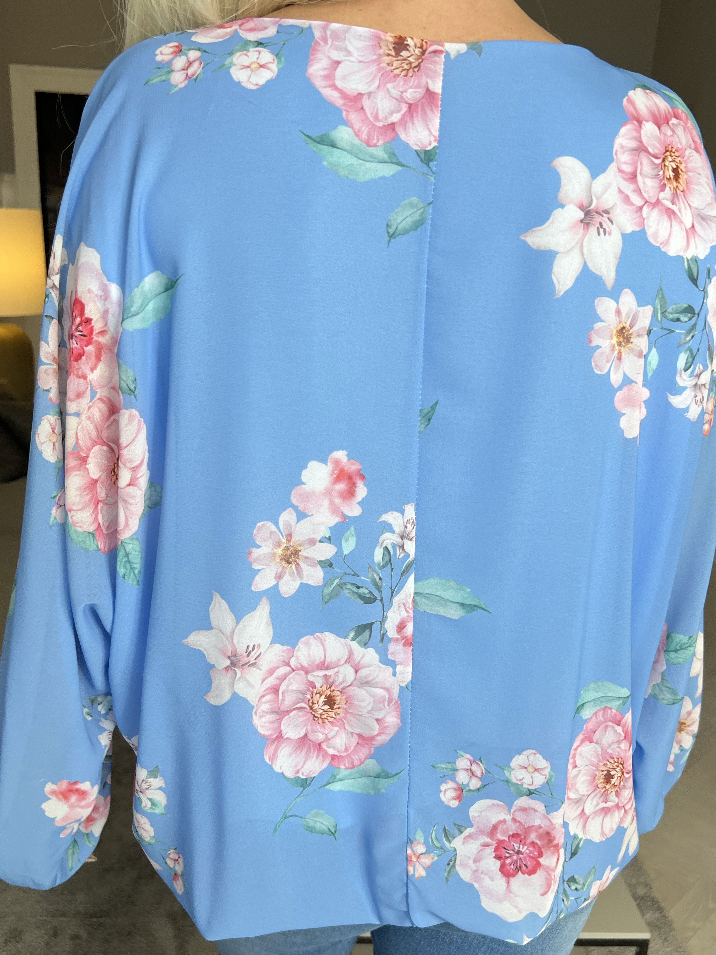 Destiny Rose - Blus i chiffong med bondrosor